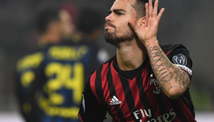 Suso celebra un gol con la camiseta rossonera