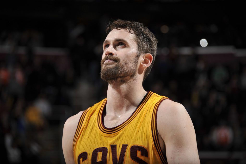 Kevin Love con signos de resignación durante un partido de la temporada 2016-17 (Fuente: NBA).