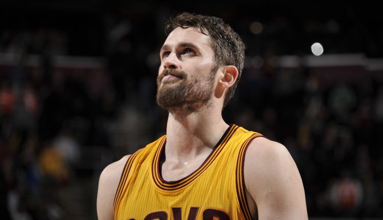 Kevin Love con signos de resignación durante un partido de la temporada 2016-17 (Fuente: NBA).