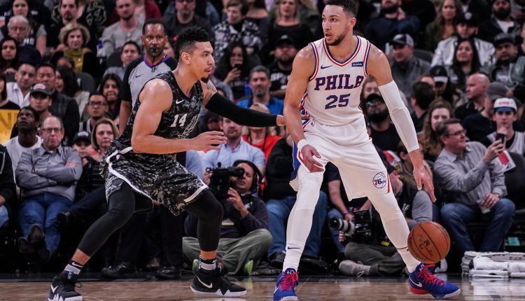 Simmons atacando la defensa rival (Philadelphia 76ers).