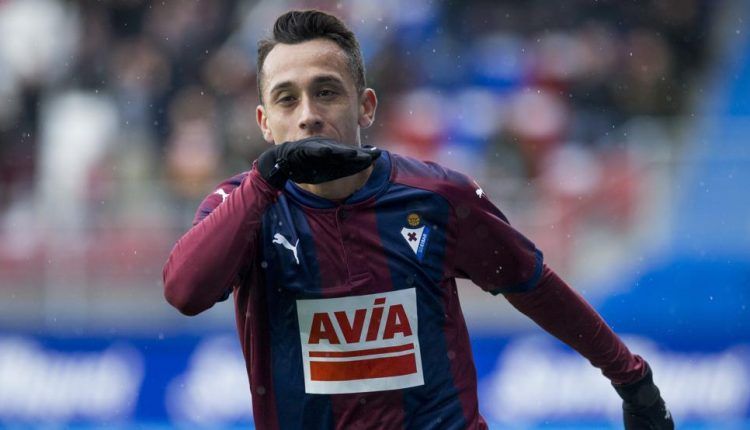 Fabián Orellana celebra un gol