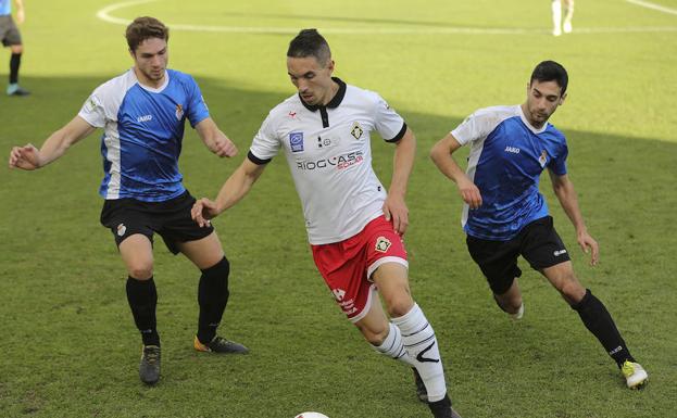 Lance del encuentro entre la Peña Sport y el Caudal