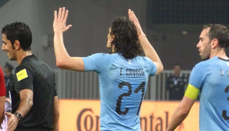 Cavani, en la foto con Uruguay, llegará al Atlético en verano según Sky Italia