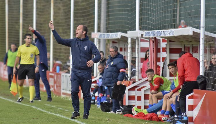 José Alberto da instrucciones en el encuentro frente al Bilbao Athletic