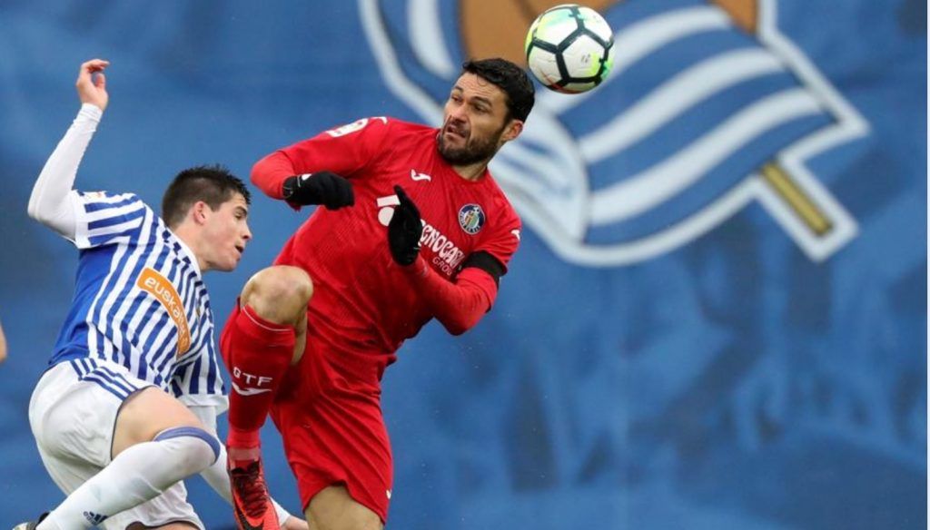 Jorge Molina en la disputa de un balón con un jugador de la Real Sociedad