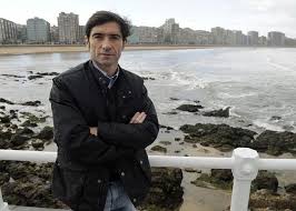 Marcelino con la playa de San Lorenzo al fondo