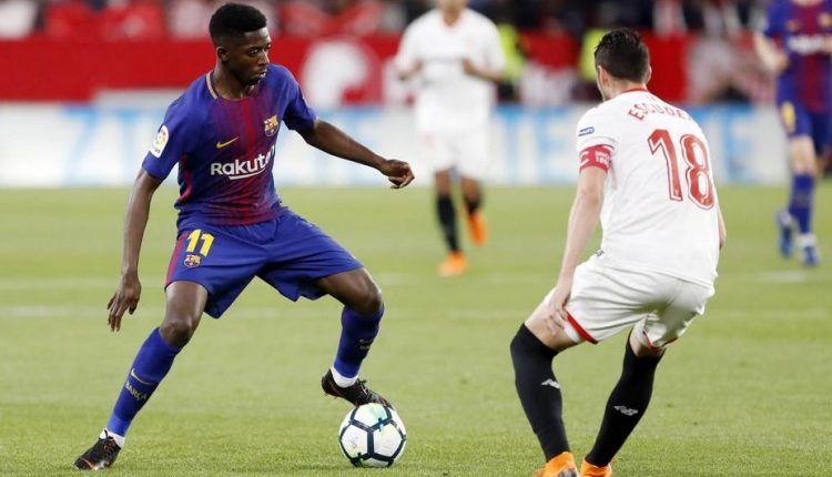 Dembelé intenta encarar a Escudero