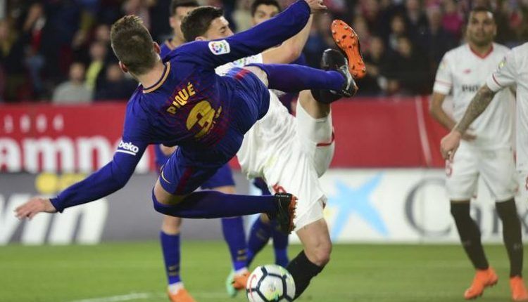 Piqué se cae en un intento de remate