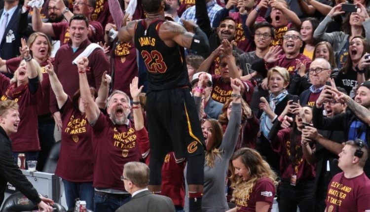 LeBron James reina y pone el 3-2 con un triple sobre la bocina