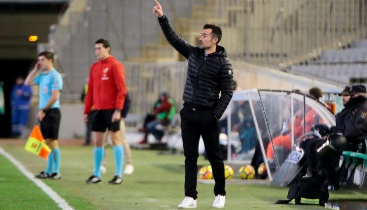 López Garai en un partido desde el banquillo