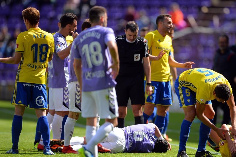 Luismi se duele en el suelo junto a Carrillo, también en el suelo