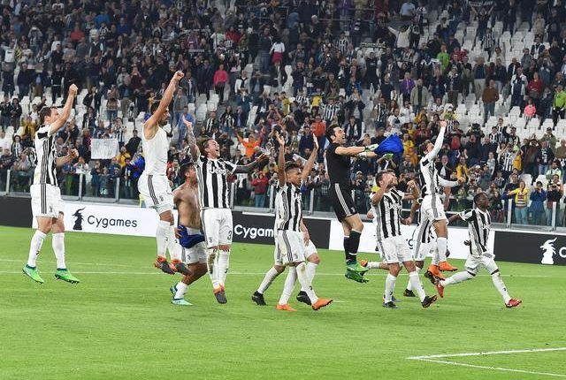 Jugadores de la Juventus celebrando la victoria - Foto destacada vía: www.ansa.it