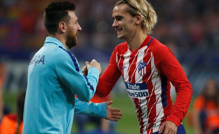 Griezmann se saluda con el que ahora será su compañero, Leo Messi