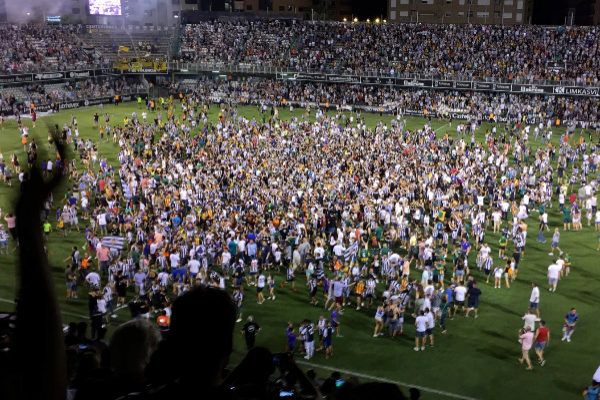 La afición del CD Castellón invadió su campo para celebrar el ascenso