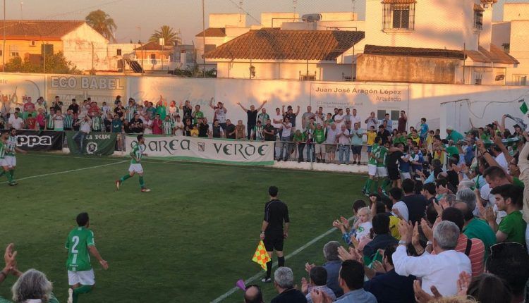 Jugadores y afición del Atlétique Sanluqueño celebran el 1-0 frente al Yeclano Deportivo