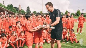 Los niños del Campus felicitaron a Baraja por su cumpleaños