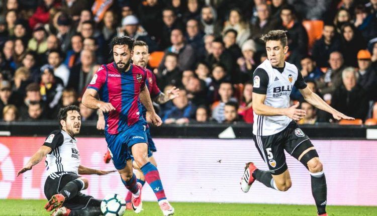 Ivi durante un partido con el Levante UD