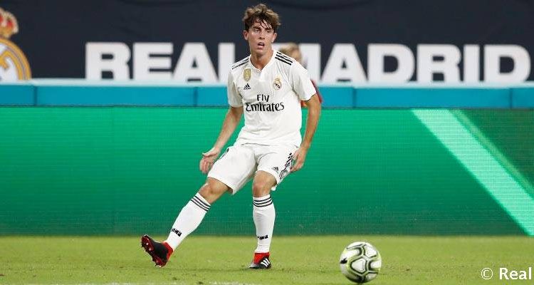 Álvaro Odriozola en un partido con el Real Madrid