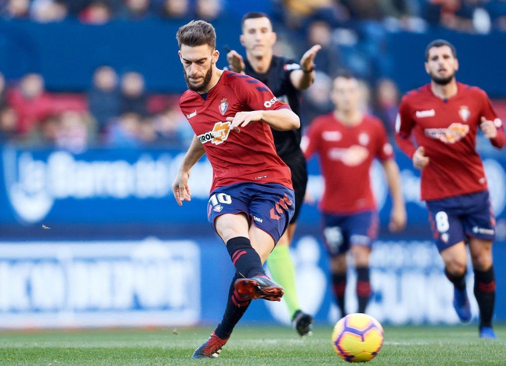 Roberto Torres en un partido con Osasuna