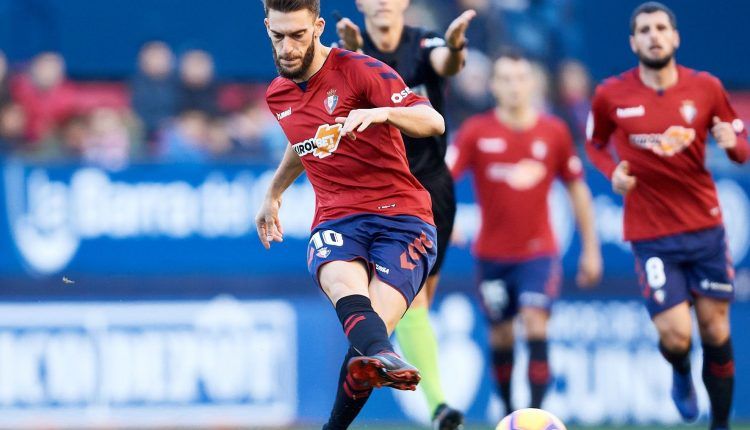 Roberto Torres en un partido con Osasuna