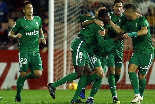 Los jugadores del Sporting de Gijón celebran un gol en el Nuevo Los Cármenes de Granada