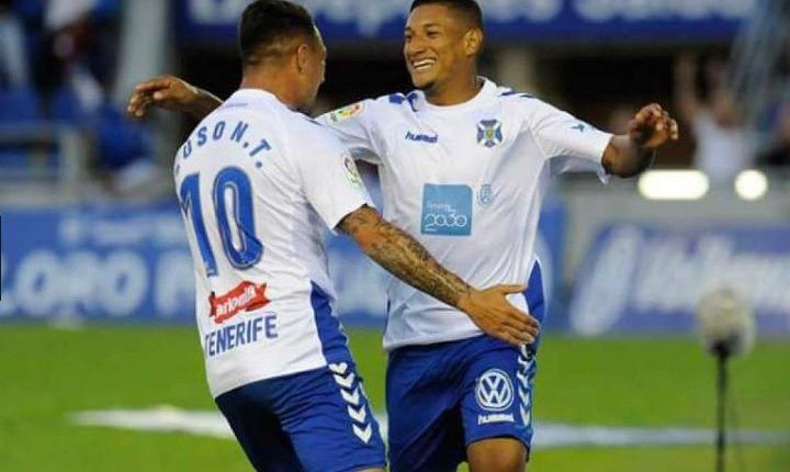 Bryan Acosta celebra un gol del Tenerife junto a Suso Santana