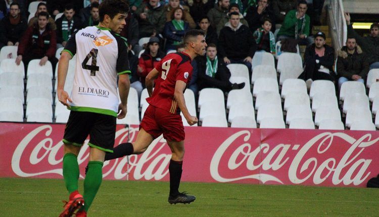 Claudio celebra el gol que supuso el 1-1 (Foto: Paula González - CD Mirandés)