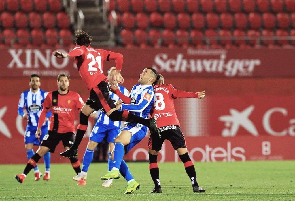 Lance del encuentro entre RCD Mallorca y Deportivo