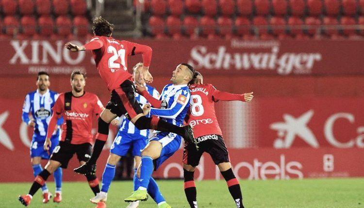 Lance del encuentro entre RCD Mallorca y Deportivo