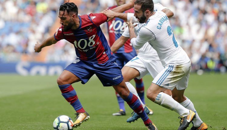 Ivi López en un partido frente al Real Madrid con el Levante