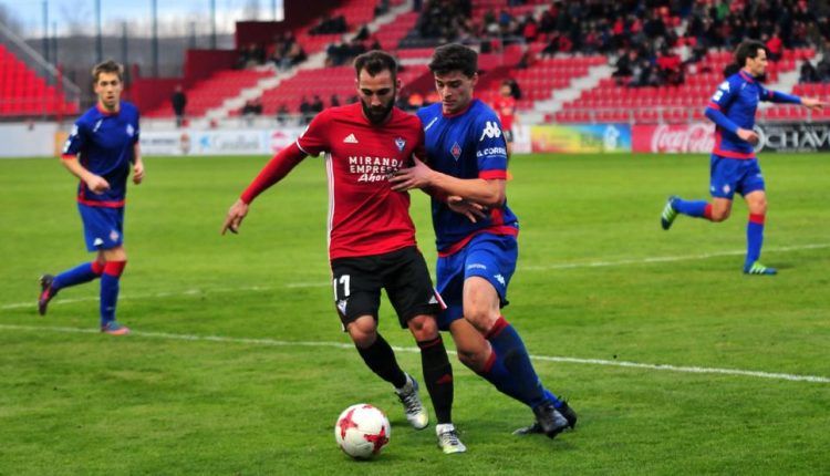 Oier Luengo la pasada temporada con el Amorebieta frente al Mirandés