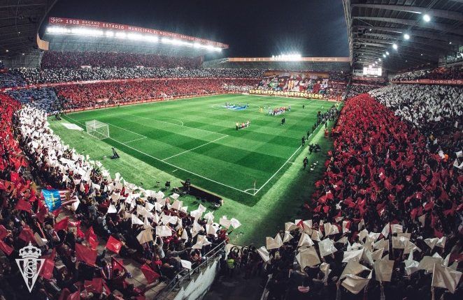 Estadio de El Molinón hasta la bandera