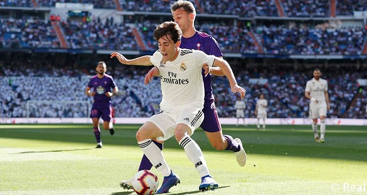 Álvaro Odriozola protege un balón en un Real Madrid - Celta