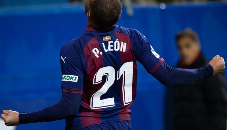 Celebración de Pedro León de un gol con el Eibar