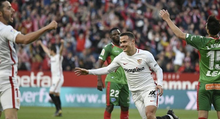 Roque Mesa celebra un tanto en un partido con el Sevilla