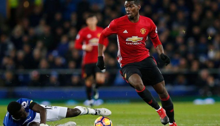 Paul Pogba conduce el balón en un partido como jugador del Manchester United