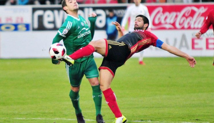 El capitán del Mirandés, Gorka Kijera, en un partido