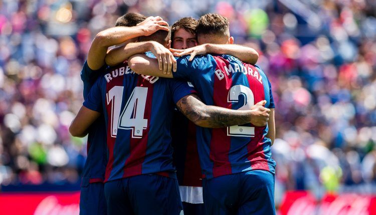 Jugadores del Levante celebran un gol en un partido