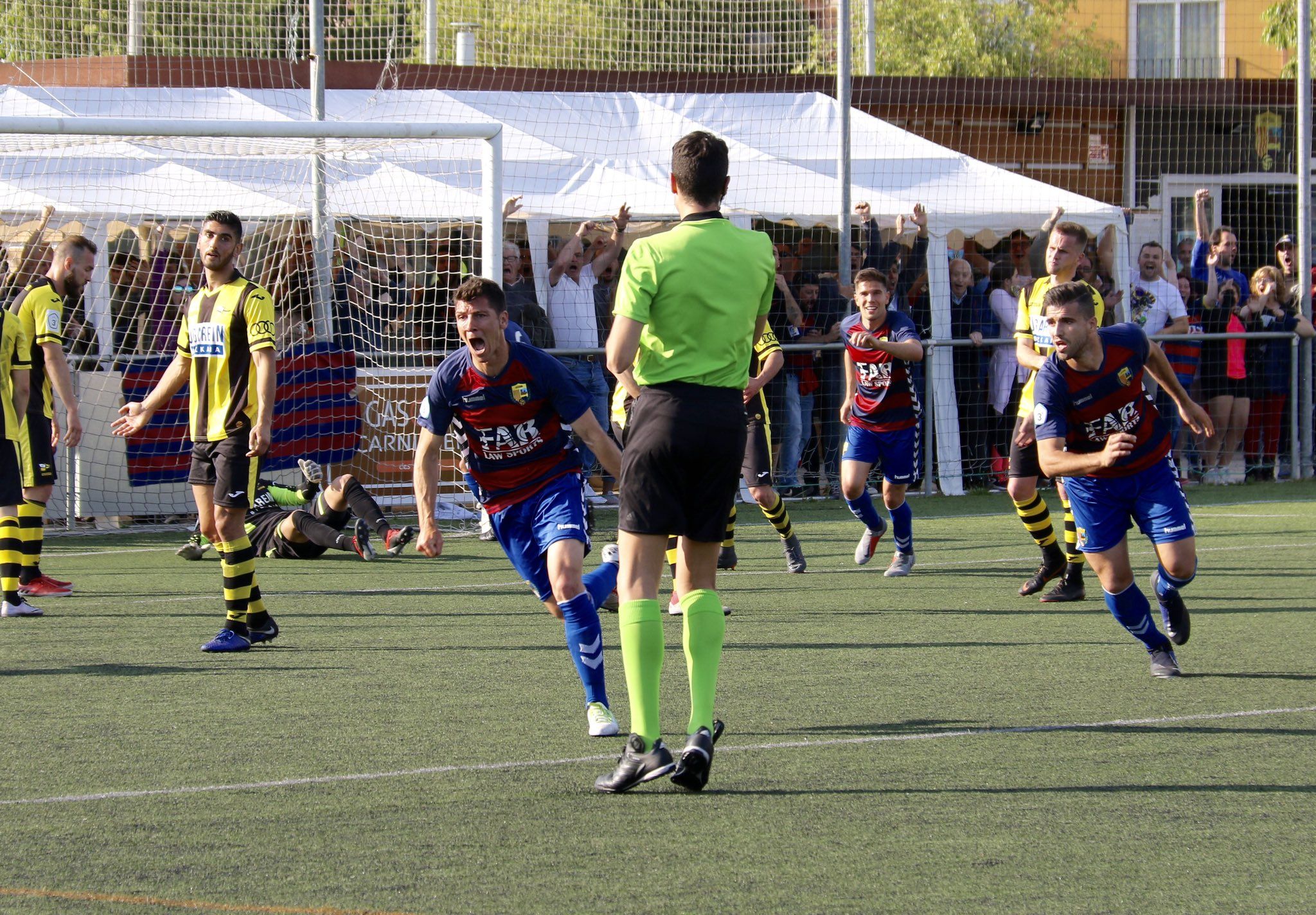 El Llagostera celebra uno de los goles de la victoria frente al Portugalete