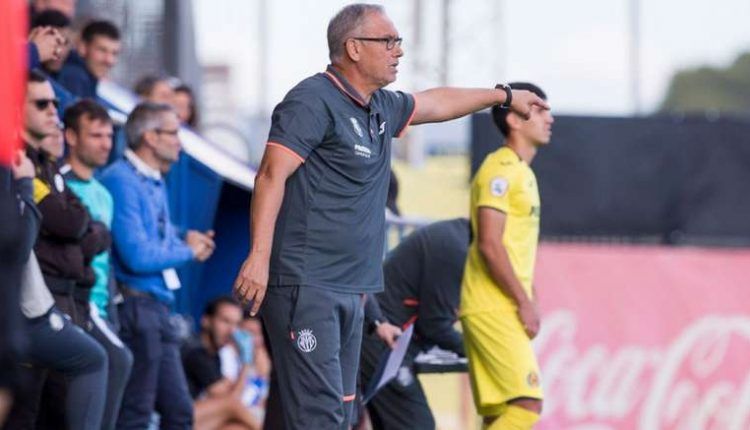 Miguel Álvarez da instrucciones en un partido del Villarreal 'B'