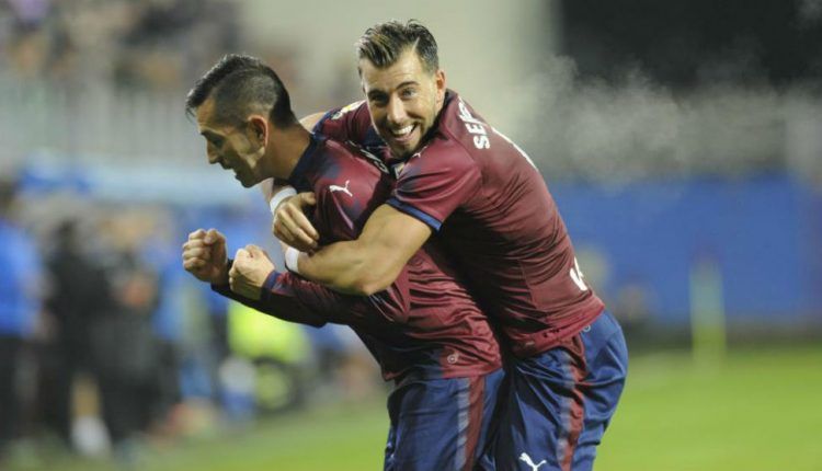 Sergi Enrich celebra un gol del Eibar junto a Charles