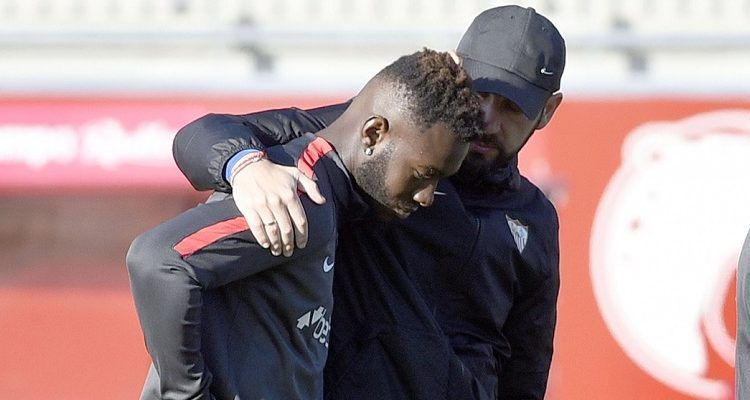 Monchi habla con Gnagnon durante un entrenamiento