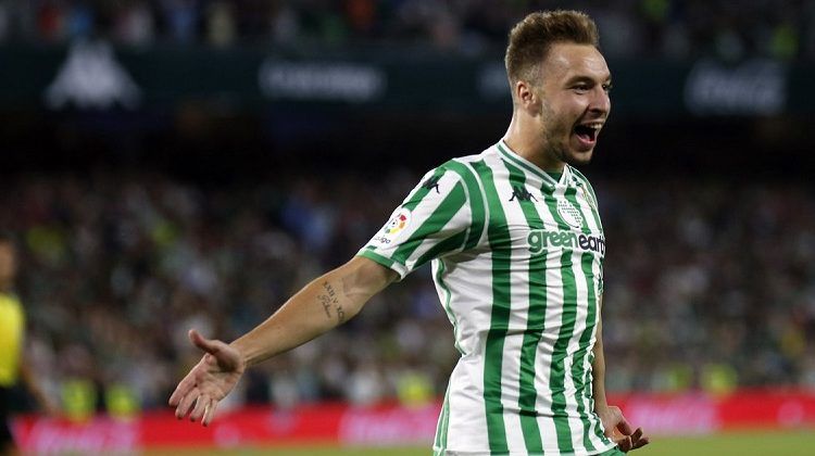 Loren celebra un gol con el Betis