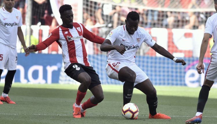 Gnagnon lucha por un balón con Williams en un Sevilla-Athletic de la temporada 2018/2019