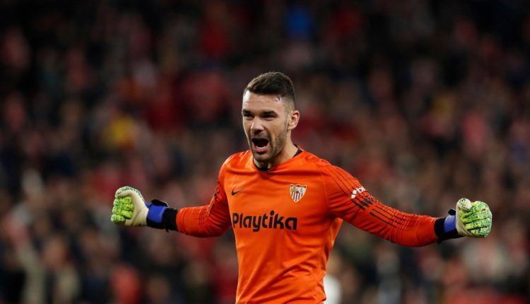 Juan Soriano en un partido con el Sevilla