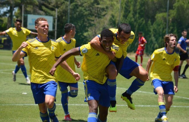 Seth Vega celebra un gol en el play-off de ascenso de 2019