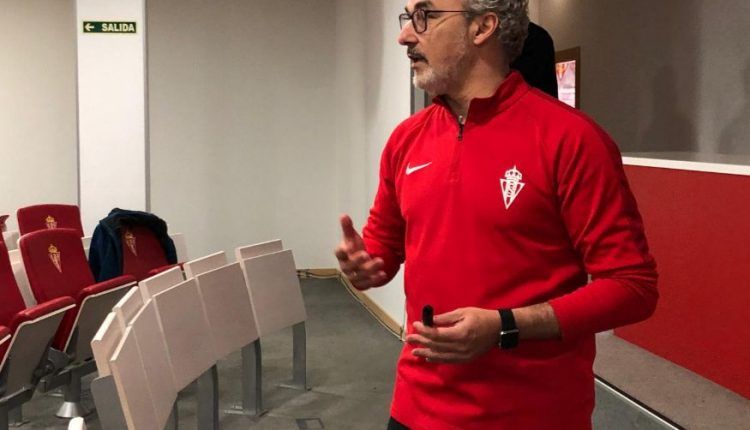 Miguel Torrecilla en la sala de prensa de El Molinón