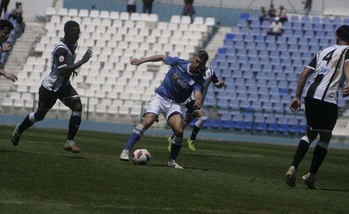 Heber Pena disputando un encuentro con el Melilla ante el Badajoz