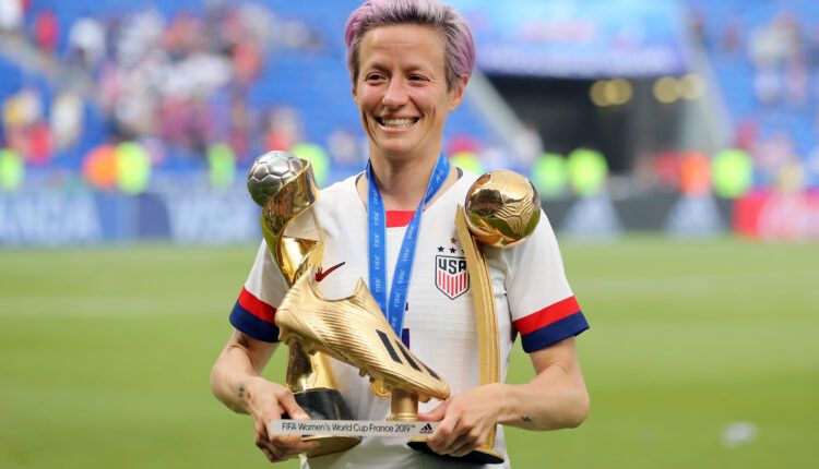 Megan Rapinoe posa con la Bota de Oro, con el Balón de Oro y con la Copa del Mundo. | Foto: FIFA