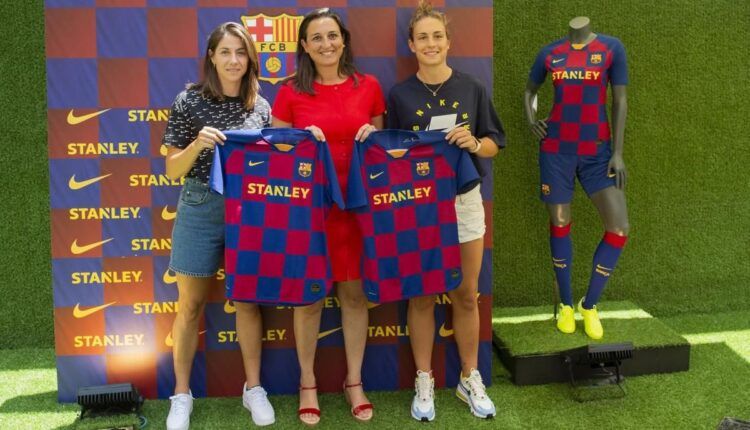 Vicky Losada y Alexia Putellas posan junto a Maria Teixidor con las primeras camisetas que se pusieron a la venta del FC Barcelona Femení